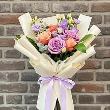 Букет цветов из:  Лизиантусы и Розы в Ревде Свердловской области