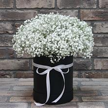 Цветочная композиция из Гипсофила в шляпной коробке в Ревде Свердловской области
